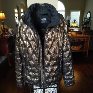 The North Face Bronze Metallic Bomber Jacket Women’s Size Large. STUNNING! 🔥